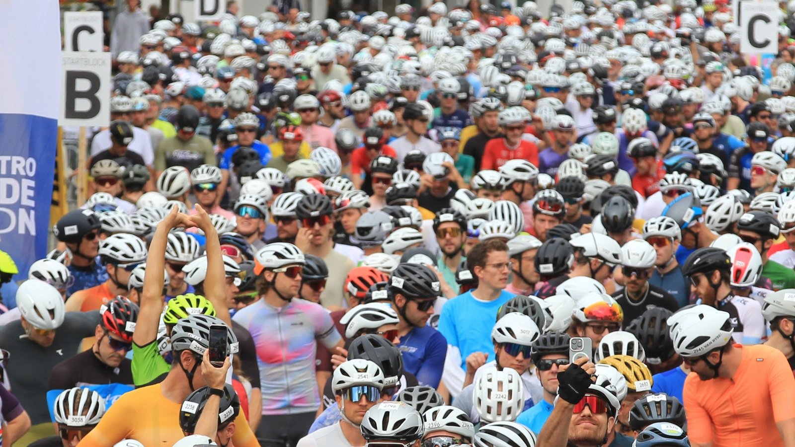 Vor dem Start ist die Straße durch das Meer von Fahrradhelmen nicht mehr zu sehen. Rund 3000 Hobby-Radsportler haben am Brezel Race teilgenommen. Fotos: Dittrich