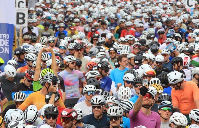 Vor dem Start ist die Straße durch das Meer von Fahrradhelmen nicht mehr zu sehen. Rund 3000 Hobby-Radsportler haben am Brezel Race teilgenommen. <span class='image-autor'>Fotos: Dittrich</span>