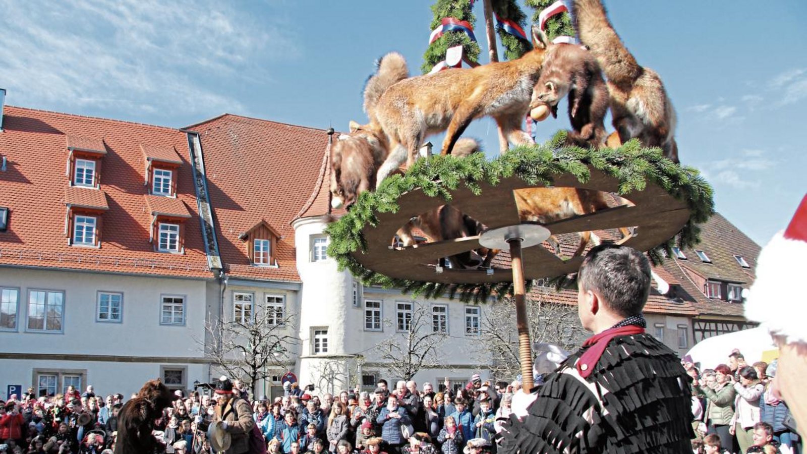 Bär, Treiber und die spektakuläre Kürschnerkrone gehören zu den Aufführungen der Urzeln fest dazu.  Fotos: Banholzer
