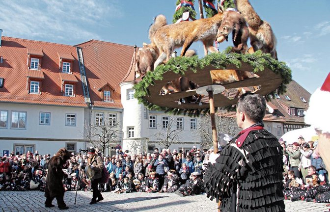 Bär, Treiber und die spektakuläre Kürschnerkrone gehören zu den Aufführungen der Urzeln fest dazu.  Fotos: Banholzer