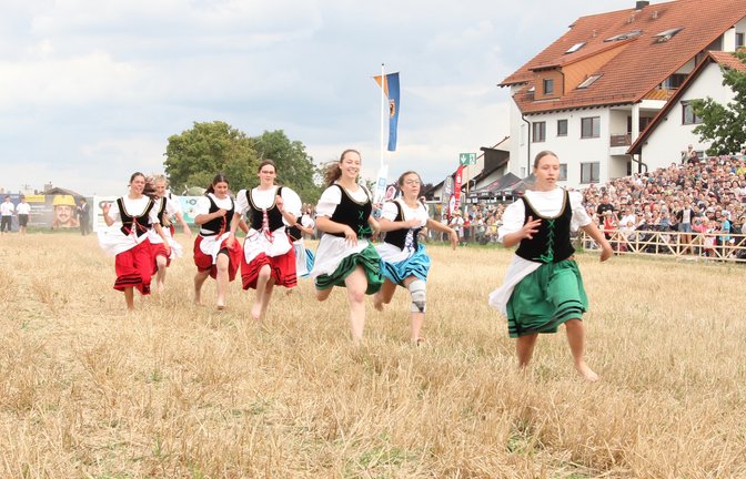 Der barfüßige Wettlauf übers Stoppelfeld ist einer der Höhepunkte des Markgröninger Traditionsfests. Archivfoto: Banholzer