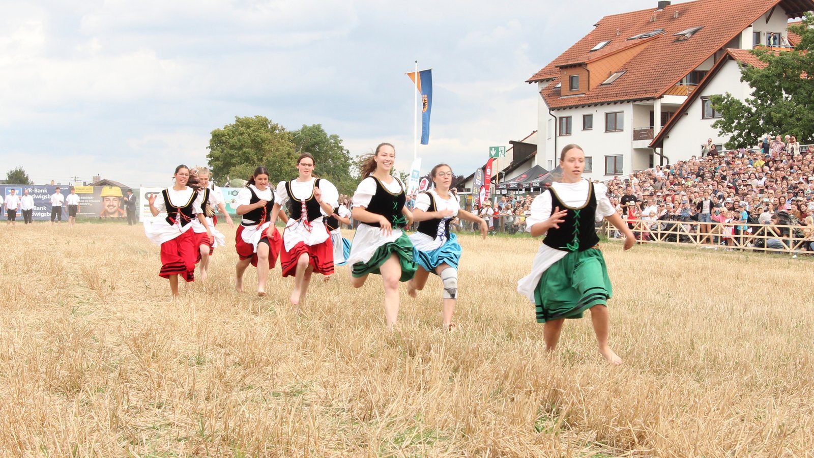 Der barfüßige Wettlauf übers Stoppelfeld ist einer der Höhepunkte des Markgröninger Traditionsfests. Archivfoto: Banholzer Der barfüßige Wettlauf übers Stoppelfeld ist einer der Höhepunkte des Markgröninger Traditionsfests. Archivfoto: Banholzer