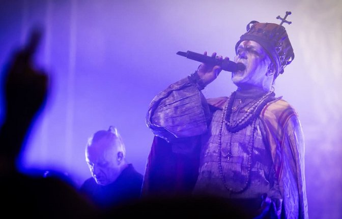 Die norwegische Black-Metal-Legende Mayhem im Stuttgarter LKA: Sänger Attila Csihar (rechts) und Bassist Jørn „Necrobutcher“ Stubberud<span class='image-autor'>Lichtgut/Julian Rettig</span>