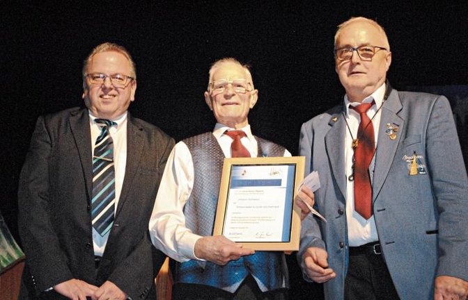 Reimund Scheytt (links) und Erich Santi ehren Hans Schwarz.