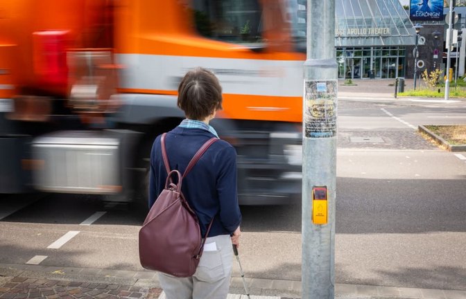 „Wenn ein Gehörloser über die Straße gehen will, dann sieht er, ob ein Auto kommt. Ein Blinder wird es hören“, sagt die seh- und hörbehinderte Stuttgarterin Ute N. „Wenn allerdings ein Taubblinder die Straße queren will, bemerkt er es erst, wenn es zu spät ist.“<span class='image-autor'>Lichtgut/Julian Rettig</span>