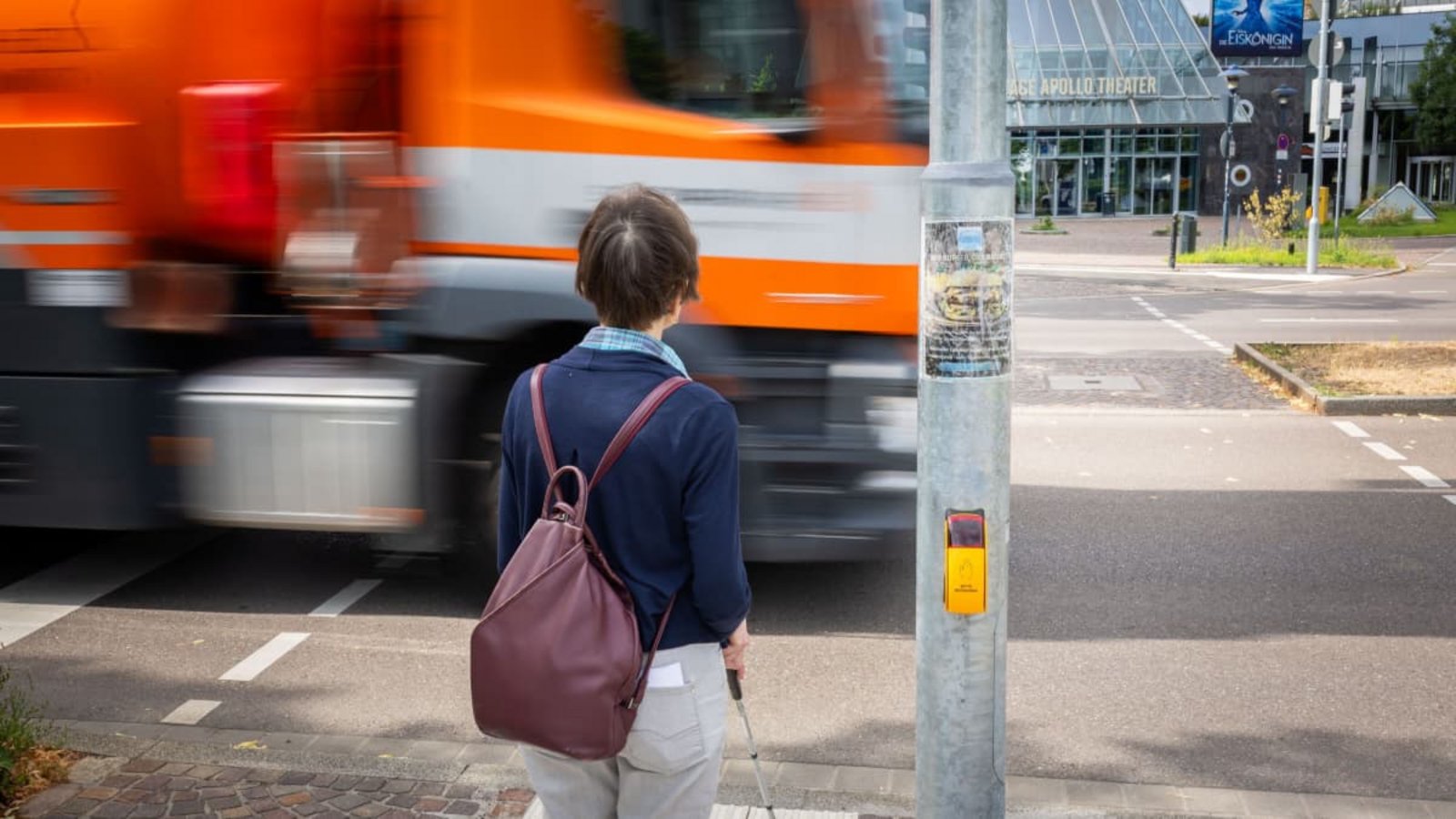 „Wenn ein Gehörloser über die Straße gehen will, dann sieht er, ob ein Auto kommt. Ein Blinder wird es hören“, sagt die seh- und hörbehinderte Stuttgarterin Ute N. „Wenn allerdings ein Taubblinder die Straße queren will, bemerkt er es erst, wenn es zu spät ist.“Lichtgut/Julian Rettig „Wenn ein Gehörloser über die Straße gehen will, dann sieht er, ob ein Auto kommt. Ein Blinder wird es hören“, sagt die seh- und hörbehinderte Stuttgarterin Ute N. „Wenn allerdings ein Taubblinder die Straße queren will, bemerkt er es erst, wenn es zu spät ist.“Lichtgut/Julian Rettig