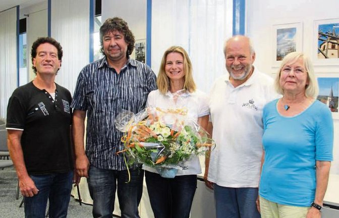 Heidi Schmid (Mitte) wird von den Illinger Gemeinderäten Pförsich, Schach, Kluge und Beller (von links) verabschiedet.  Foto: Rostek