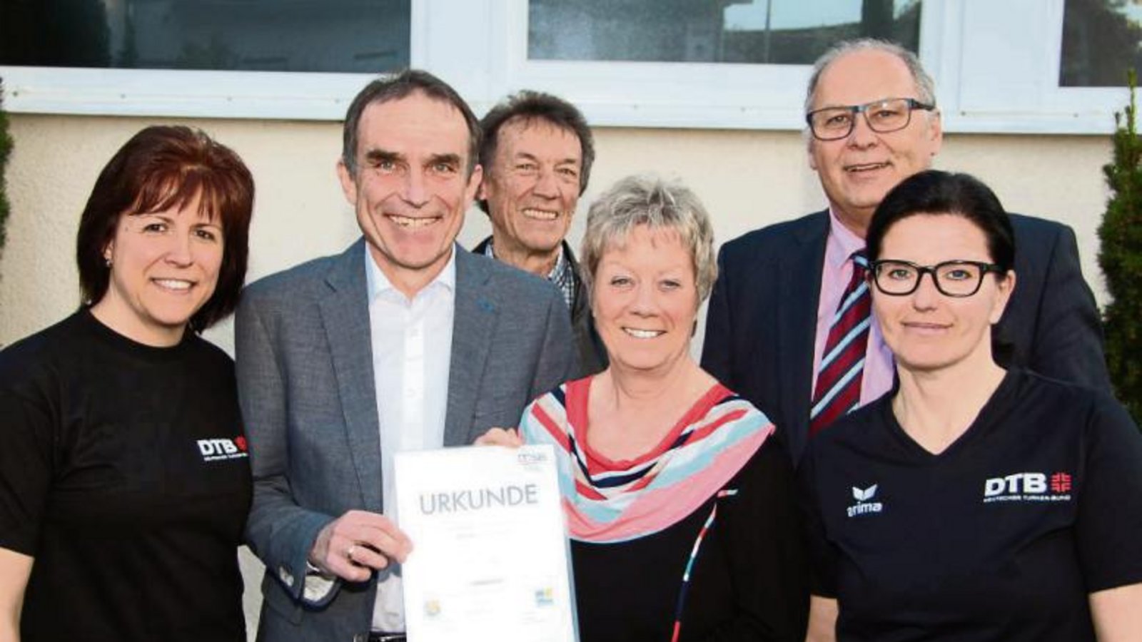 Yvonne Schembera, Erich Bannert, Werner Scholpp, Bärbel Vorrink, Werner Somlai und Andrea Bertele (von links) freuen sich über die beiden Pluspunkte für den TSV. Foto: Gergen Yvonne Schembera, Erich Bannert, Werner Scholpp, Bärbel Vorrink, Werner Somlai und Andrea Bertele (von links) freuen sich über die beiden Pluspunkte für den TSV. Foto: Gergen