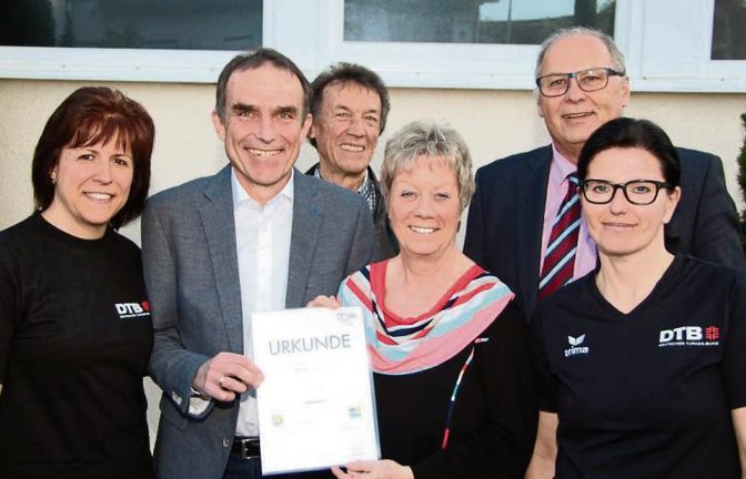 Yvonne Schembera, Erich Bannert, Werner Scholpp, Bärbel Vorrink, Werner Somlai und Andrea Bertele (von links) freuen sich über die beiden Pluspunkte für den TSV.  Foto: Gergen