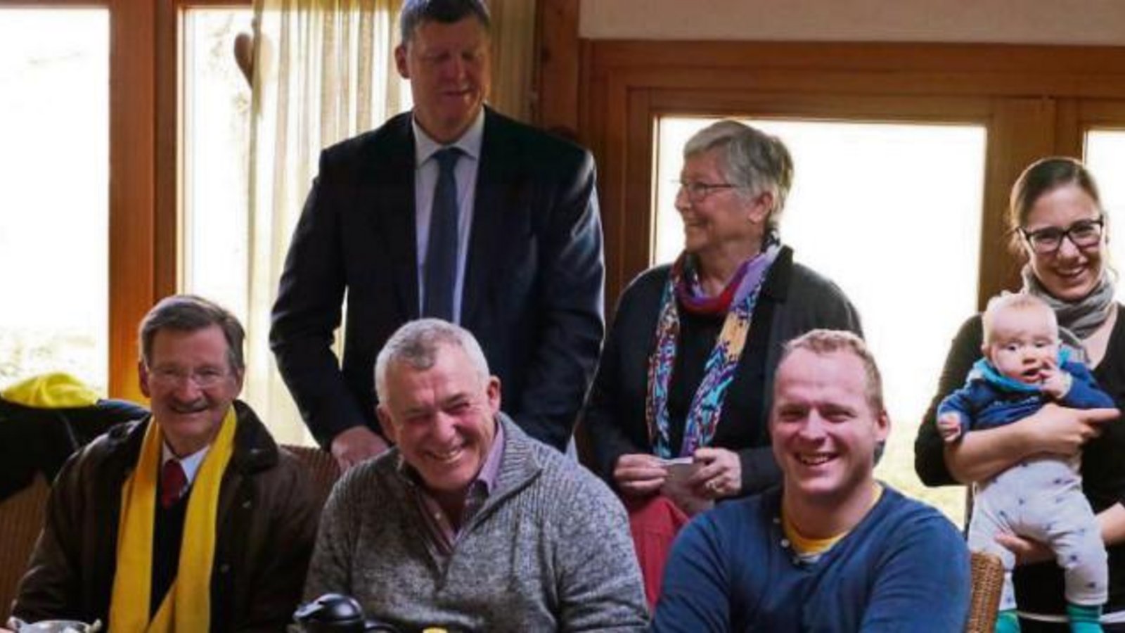 Besuch bei einem landwirtschaftlichen Betrieb in Kleinsachsenheim: vorne von links Wilhelm Otto Solms, Martin Schmid, Marcus Schmid und Familie; stehend Landtagskandidat Roland Zitzmann und Kreisrätin Helga Eberle. Foto: p