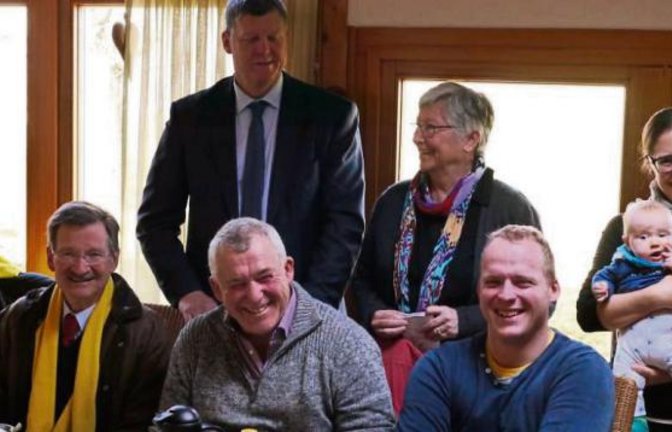 Besuch bei einem landwirtschaftlichen Betrieb in Kleinsachsenheim: vorne von links Wilhelm Otto Solms, Martin Schmid, Marcus Schmid und Familie; stehend Landtagskandidat Roland Zitzmann und Kreisrätin Helga Eberle. Foto: p