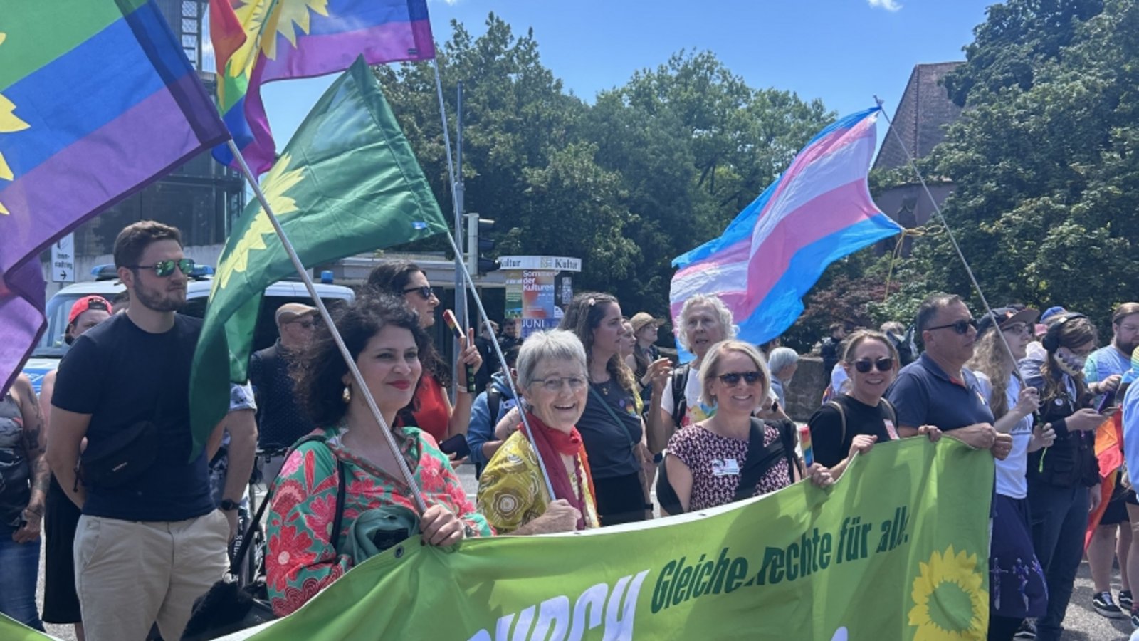 Umzug beim CSD, darunter Sunita Vimal (1. v. li. am Banner), Stefanie Seemann (2. v. li. am Banner), Meike Günter (3. v. li. am Banner). Foto: p Umzug beim CSD, darunter Sunita Vimal (1. v. li. am Banner), Stefanie Seemann (2. v. li. am Banner), Meike Günter (3. v. li. am Banner). Foto: p