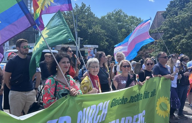 Umzug beim CSD, darunter Sunita Vimal (1. v. li. am Banner), Stefanie Seemann (2. v. li. am Banner), Meike Günter (3. v. li. am Banner).    Foto: p