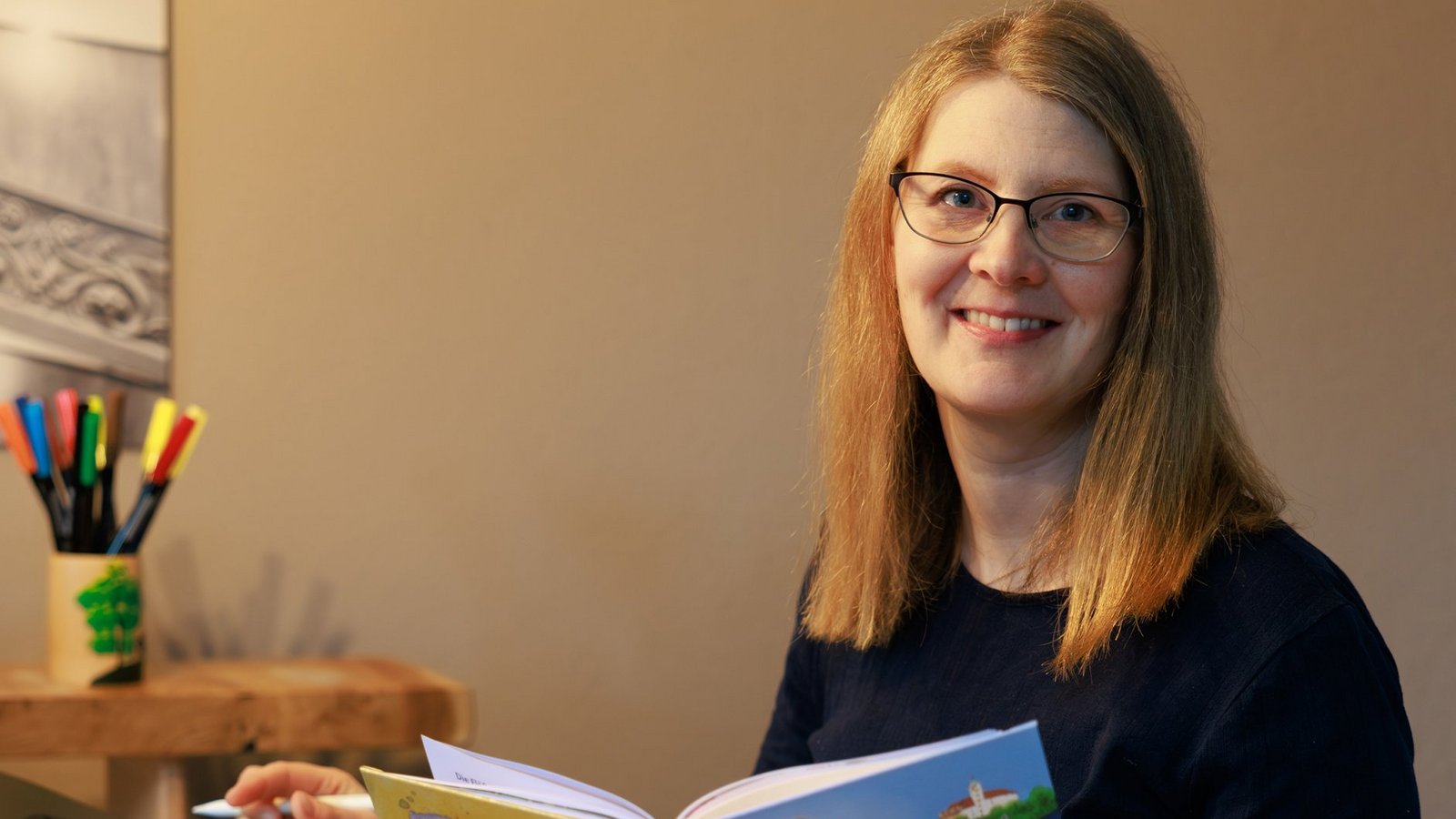 Selbst geschrieben und selbst gezeichnet: die frühere Vaihingerin Yvonne Heß mit dem Buch „Maja und der Maientag“, das es nun zu kaufen gibt. Foto: p