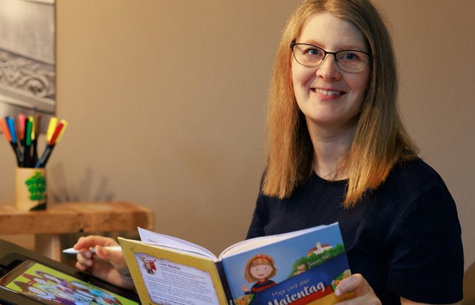 Selbst geschrieben und selbst gezeichnet: die frühere Vaihingerin Yvonne Heß mit dem Buch „Maja und der Maientag“, das es nun zu kaufen gibt. <span class='image-autor'>Foto: p</span>