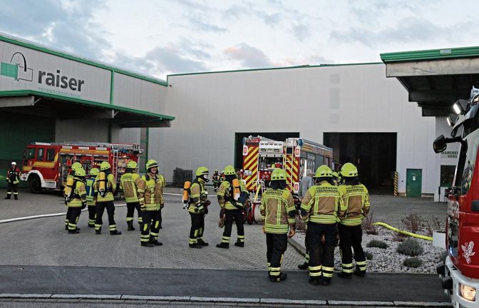Großeinsatz für die Feuerwehren im Hochdorfer Gewerbegebiet „Pulverdinger Weg“. Foto: Bögel