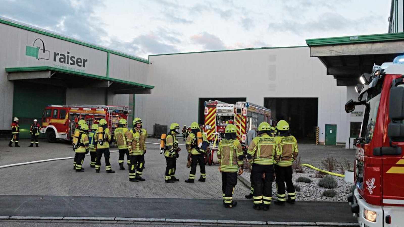 Großeinsatz für die Feuerwehren im Hochdorfer Gewerbegebiet „Pulverdinger Weg“. Foto: Bögel