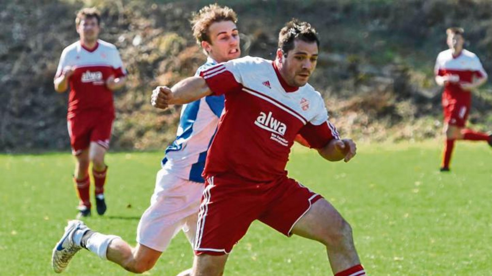 Tobias Hellwig (rechts) und die SGM Hohenhaslach/Freudental wollen beim TSV Wiernsheim wieder in die Erfolgsspur zurück. Foto: Leitner Tobias Hellwig (rechts) und die SGM Hohenhaslach/Freudental wollen beim TSV Wiernsheim wieder in die Erfolgsspur zurück. Foto: Leitner