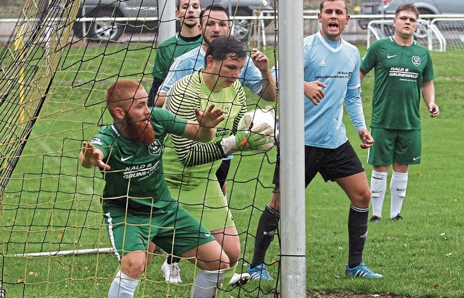 Ist nur VfR-Torwart Johannes Neher im Tor oder auch der Ball? Auf die strittige Szene kam es beim Endstand von 4:1 auch nicht mehr an.  Foto: Küppers