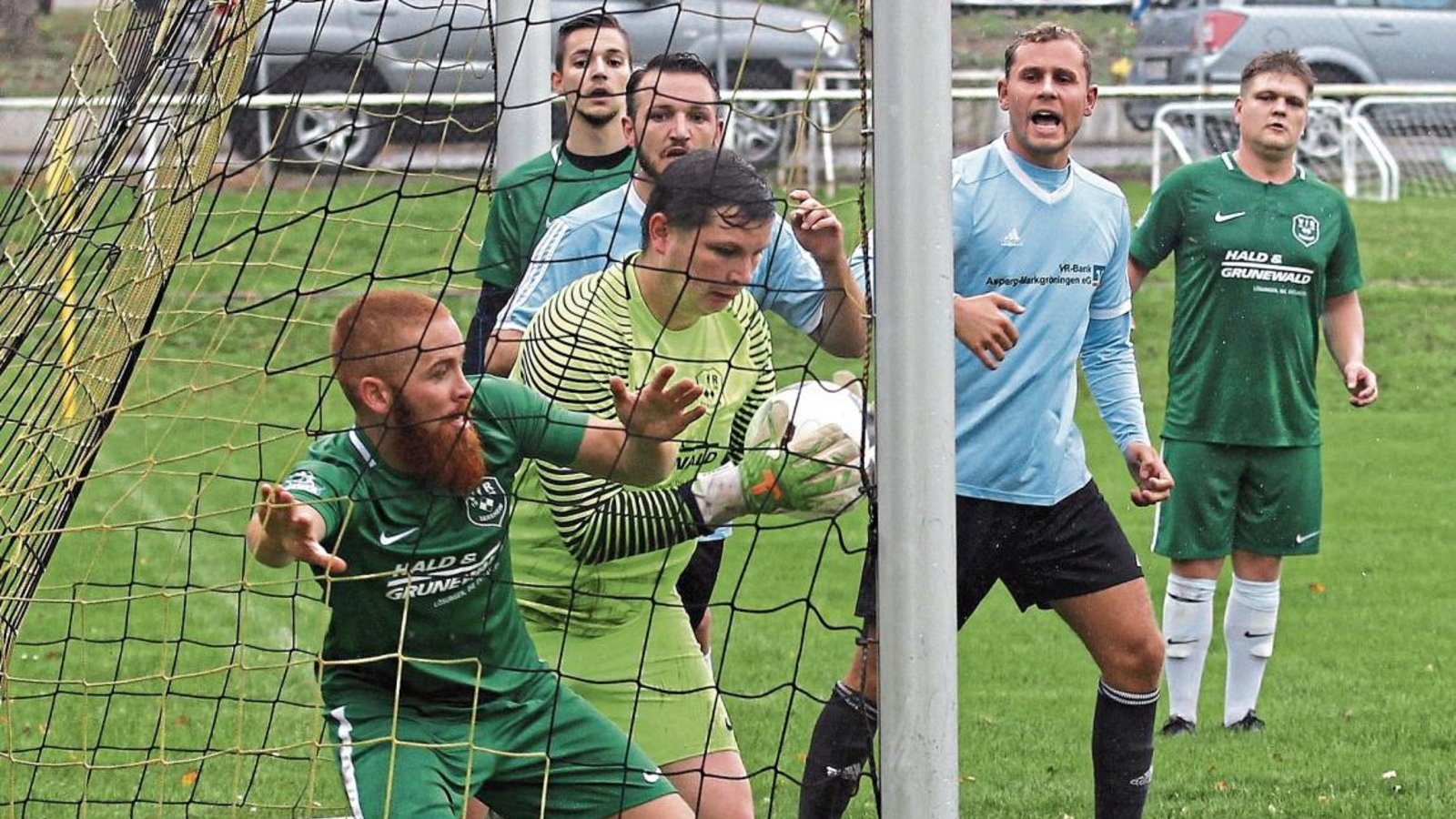 Ist nur VfR-Torwart Johannes Neher im Tor oder auch der Ball? Auf die strittige Szene kam es beim Endstand von 4:1 auch nicht mehr an. Foto: Küppers Ist nur VfR-Torwart Johannes Neher im Tor oder auch der Ball? Auf die strittige Szene kam es beim Endstand von 4:1 auch nicht mehr an. Foto: Küppers