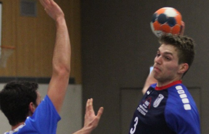 Michael Bosch (rechts) war mit neun Treffern der erfolgreichste Werfer des TSV Oberriexingen gegen die SG Weissach im Tal. <span class='image-autor'>Foto: Archiv/Nachreiner</span>