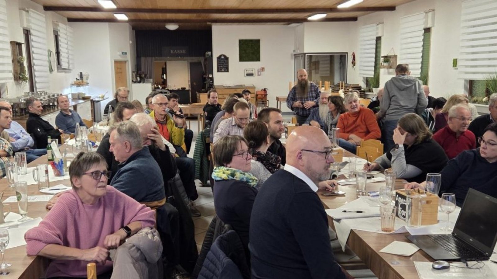 Zuhörer beim Vortrag über die Asiatische Hornisse beim Bezirksimkerverein Vaihingen.