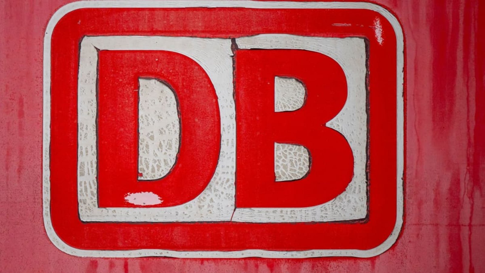 Mehr Fahrgäste und schwarze Zahlen: Der DB ging es schon deutlich schlechter. Doch was kommt davon bei den Fahrgästen an?Peter Kneffel/dpa