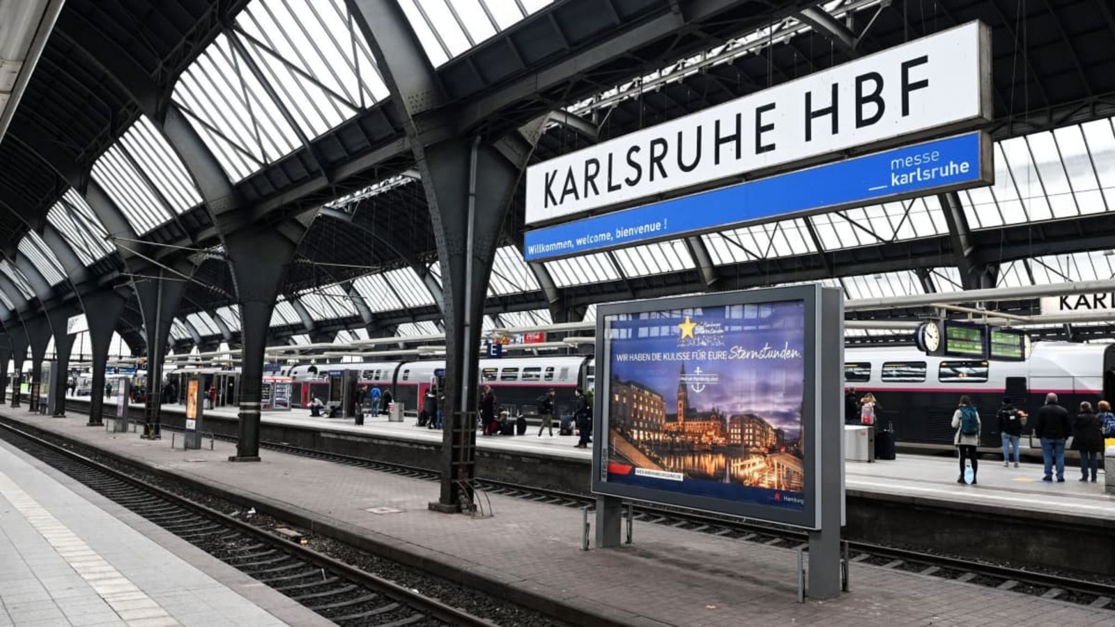 Der Halt Karlsruhe Hbf entfällt zeitweise (Archivbild).Uli Deck/dpa Der Halt Karlsruhe Hbf entfällt zeitweise (Archivbild).Uli Deck/dpa