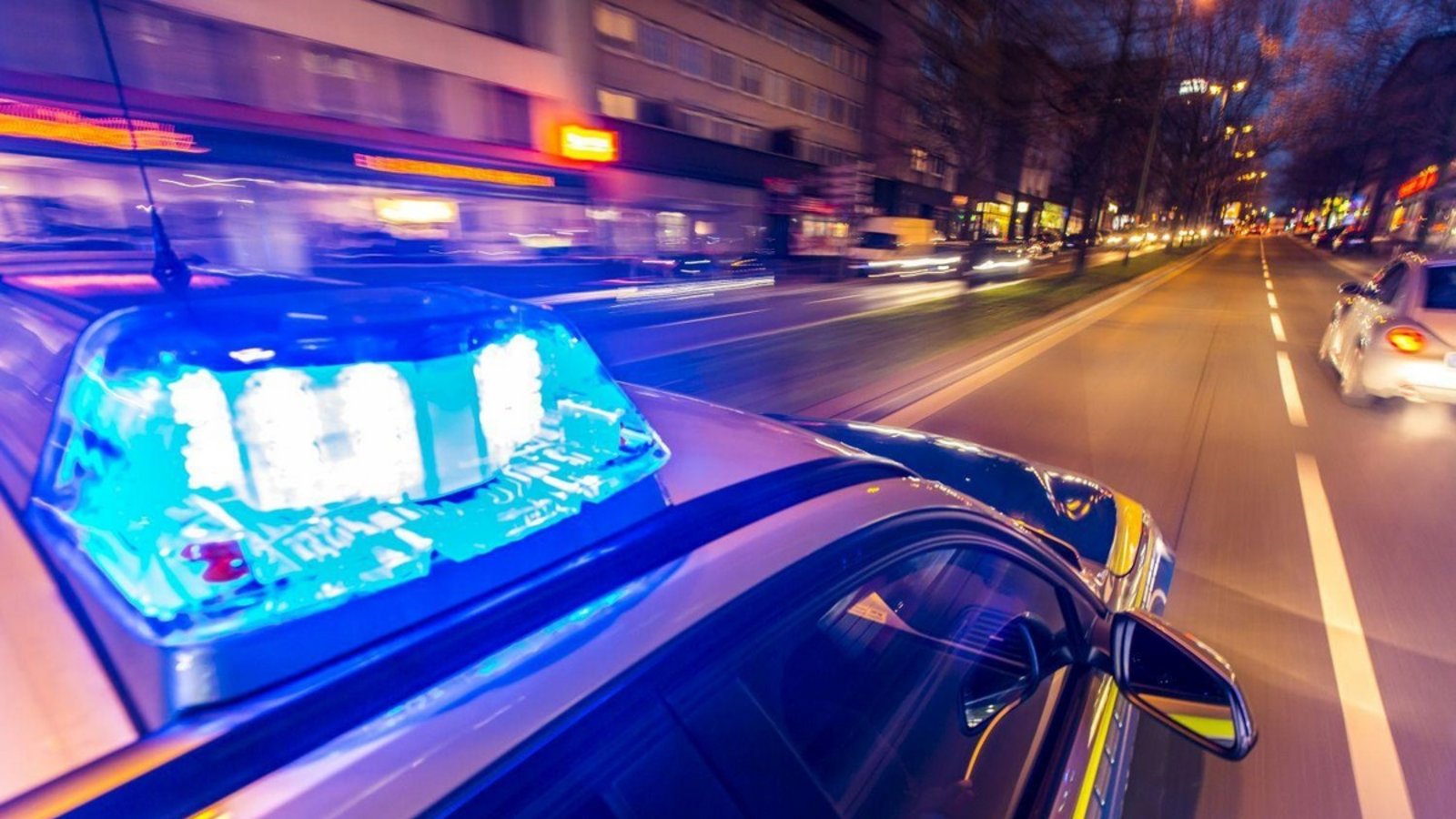 Das Feuer am Montagmorgen hat eine Sperrung der B10 zur Folge. Foto: Symbolbild
