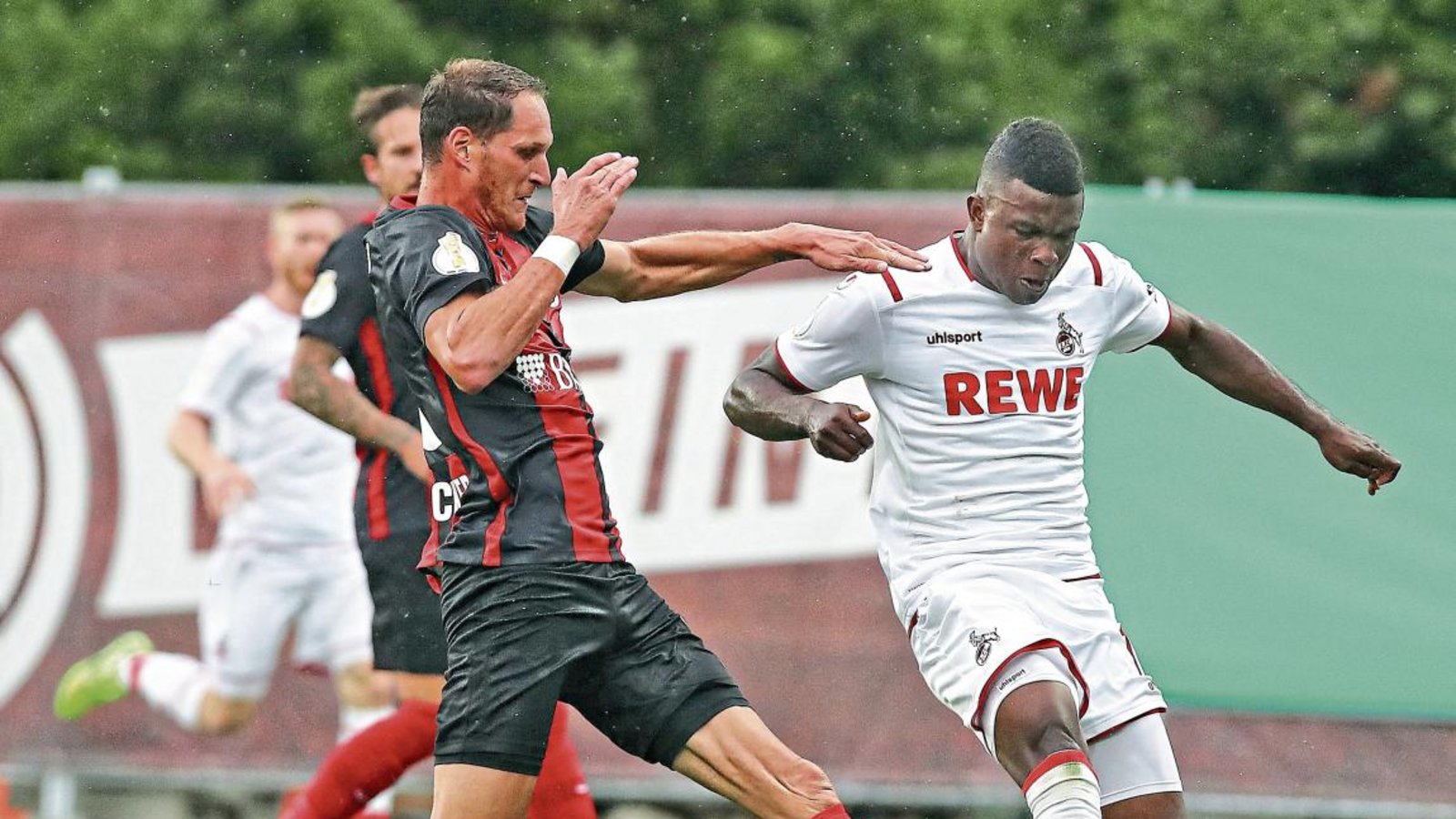 Benedikt Röcker (links) ist kompromisslos unterwegs wie hier im DFB-Pokal gegen Jhon Cordoba vom 1. FC Köln. Foto: Eibner