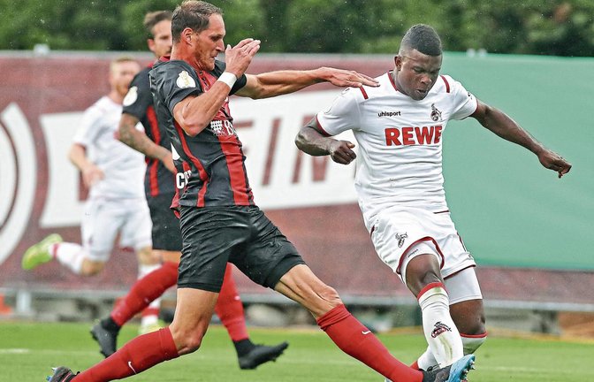 Benedikt Röcker (links) ist kompromisslos unterwegs wie hier im DFB-Pokal gegen Jhon Cordoba vom 1. FC Köln. Foto: Eibner