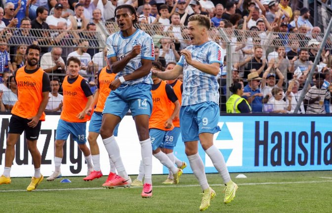 Melkamu Frauendorf jubelt mit Sebastian Müller (re.) über das Tor zur 2:1-Führung der Kickers.<span class='image-autor'>Pressefoto Baumann</span>