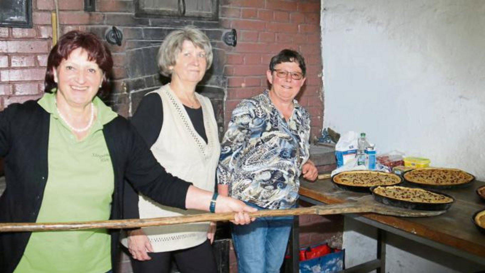 Mit 56 Broten und 20 Zwiebelkuchen verwöhnte der Sängerbund Riet am Samstag die Gäste des zweiten Backhausfests in Riet. Foto: Rücker Mit 56 Broten und 20 Zwiebelkuchen verwöhnte der Sängerbund Riet am Samstag die Gäste des zweiten Backhausfests in Riet. Foto: Rücker