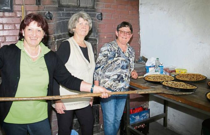 Mit 56 Broten und 20 Zwiebelkuchen verwöhnte der Sängerbund Riet am Samstag die Gäste des zweiten Backhausfests in Riet.  Foto: Rücker