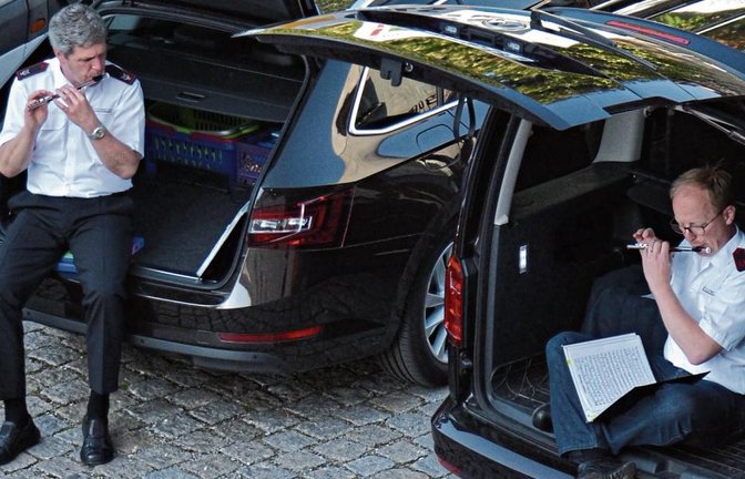 Der Spielmannszug musiziert vor dem Sachsenheimer Wasserschloss. Fotos: p