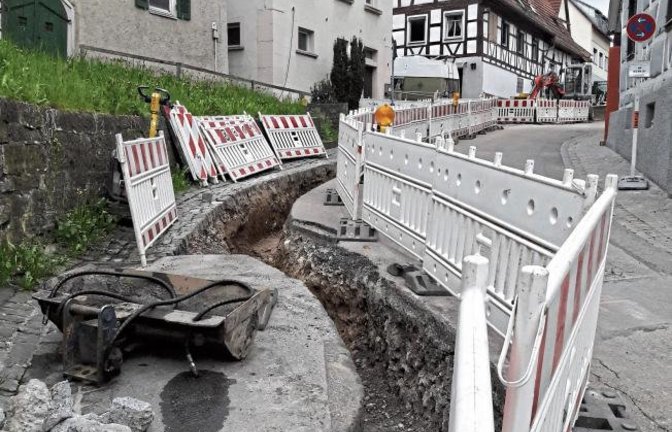 Die Ortsdurchfahrt von Aurich ist im Bereich Nussdorfer Straße 6 bis 20 gesperrt. Eine Umleitung ist ausgeschildert. Die Netze BW verlegt dort neue Niederspannungskabel. Diese ersetzen die über Dachständer verlaufende Freileitung. Die Baumaßnahme wird vor