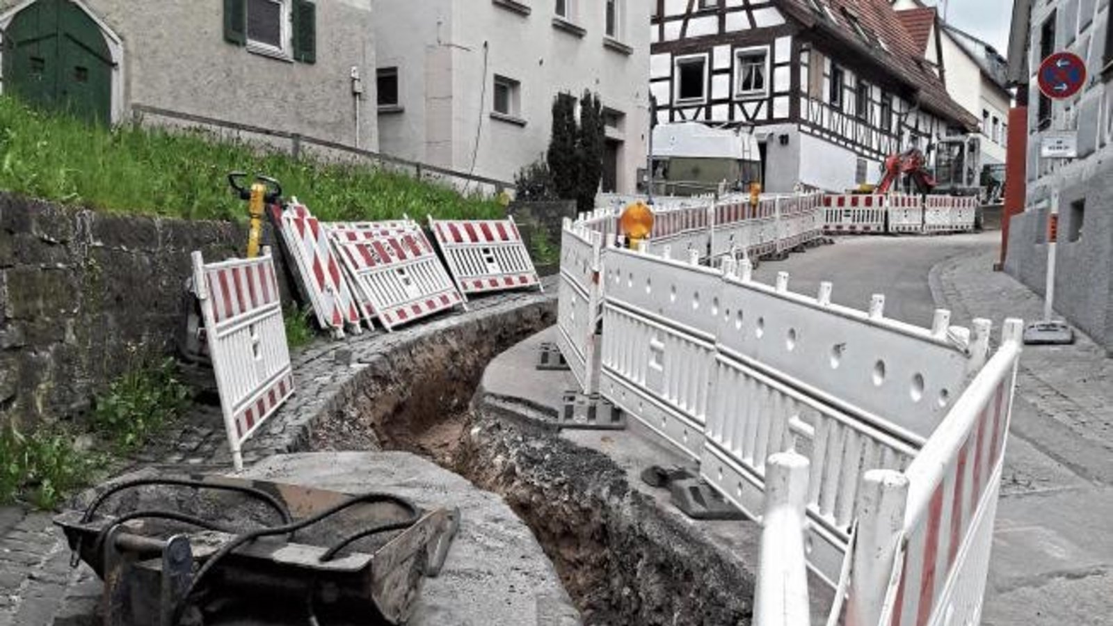 Die Ortsdurchfahrt von Aurich ist im Bereich Nussdorfer Straße 6 bis 20 gesperrt. Eine Umleitung ist ausgeschildert. Die Netze BW verlegt dort neue Niederspannungskabel. Diese ersetzen die über Dachständer verlaufende Freileitung. Die Baumaßnahme wird vor Die Ortsdurchfahrt von Aurich ist im Bereich Nussdorfer Straße 6 bis 20 gesperrt. Eine Umleitung ist ausgeschildert. Die Netze BW verlegt dort neue Niederspannungskabel. Diese ersetzen die über Dachständer verlaufende Freileitung. Die Baumaßnahme wird vor