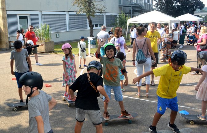 Viel los auf dem Schulhof beim Schulfest in Illingen.  <span class='image-autor'>Foto: Stahlfeld</span>