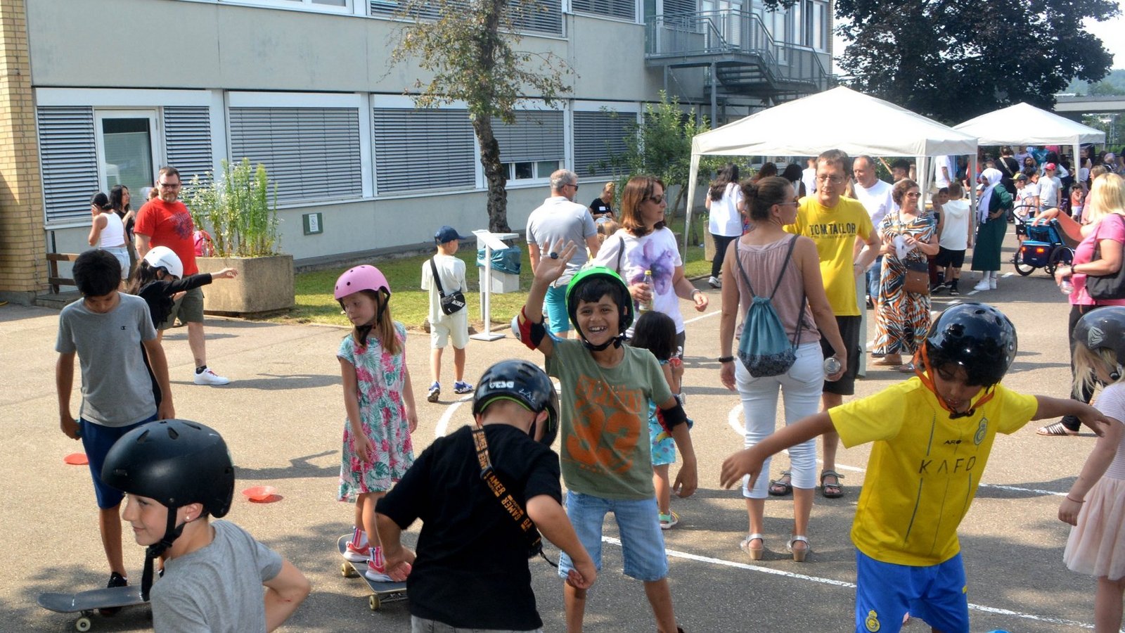 Viel los auf dem Schulhof beim Schulfest in Illingen. Foto: Stahlfeld Viel los auf dem Schulhof beim Schulfest in Illingen. Foto: Stahlfeld