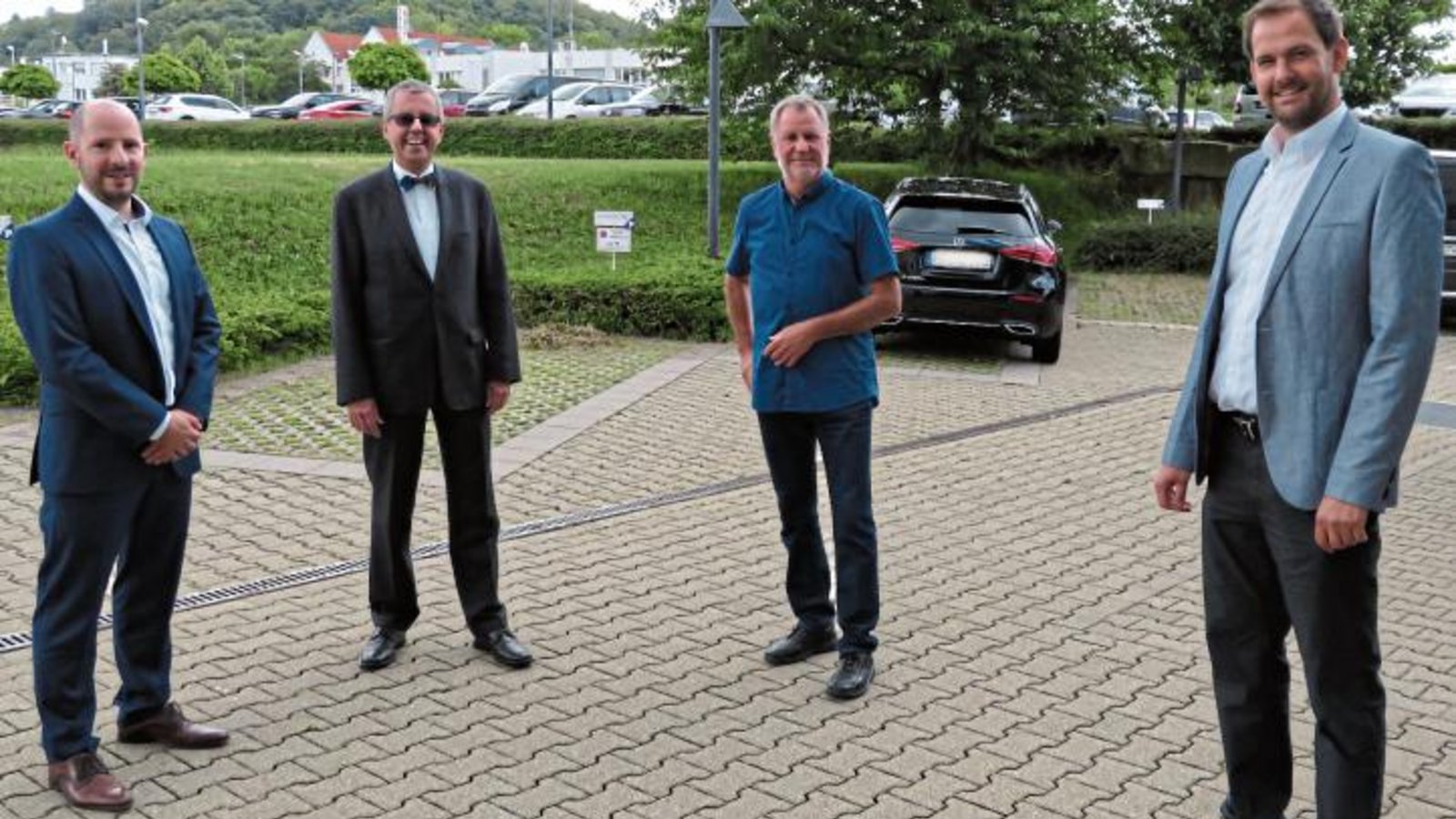 Wünschen dem langjährigen Leiter des Landwirtschaftsamtes, Jürgen Krepp (Zweiter von rechts), für den Ruhestand alle Gute (von rechts): Landrat Bastian Rosenau, der Erste Landesbeamte des Enzkreises, Wolfgang Herz und Landwirtschaftsdezernent Dr. Daniel Sailer. Foto: LE Wünschen dem langjährigen Leiter des Landwirtschaftsamtes, Jürgen Krepp (Zweiter von rechts), für den Ruhestand alle Gute (von rechts): Landrat Bastian Rosenau, der Erste Landesbeamte des Enzkreises, Wolfgang Herz und Landwirtschaftsdezernent Dr. Daniel Sailer. Foto: LE
