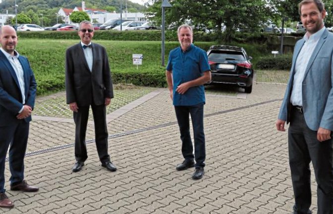 Wünschen dem langjährigen Leiter des Landwirtschaftsamtes, Jürgen Krepp (Zweiter von rechts), für den Ruhestand alle Gute (von rechts): Landrat Bastian Rosenau, der Erste Landesbeamte des Enzkreises, Wolfgang Herz und Landwirtschaftsdezernent Dr. Daniel Sailer. Foto: LE