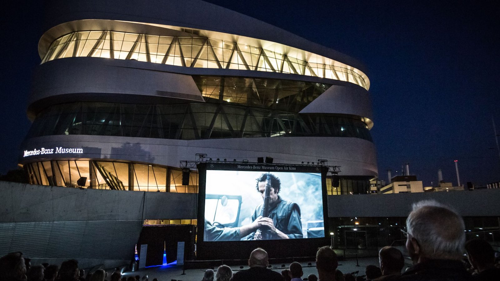 Kino und moderne Architektur: Teil des knapp 50 Meter hohen Mercedes-Benz-Museums in Stuttgart ist die Open-Air-Arena, in der vom 18. August bis zum 3. September Filme gezeigt werden. Der Ticketvorverkauf beginnt am Donnerstag, 22. Juni 2023 um 12 Uhr.Foto: Lichtgut/Julian Rettig Kino und moderne Architektur: Teil des knapp 50 Meter hohen Mercedes-Benz-Museums in Stuttgart ist die Open-Air-Arena, in der vom 18. August bis zum 3. September Filme gezeigt werden. Der Ticketvorverkauf beginnt am Donnerstag, 22. Juni 2023 um 12 Uhr.Foto: Lichtgut/Julian Rettig