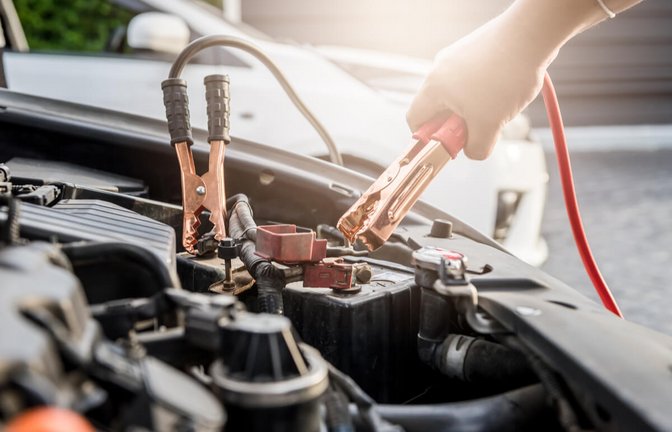 In diesem Ratgeber zeigen wir Ihnen, wie viel Kilometer Sie fahren müssen, um die Autobatterie zu laden.<span class='image-autor'>Foto: Oyls / Shutterstock.com</span>