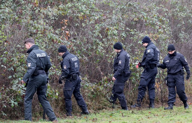 Wiederholt nahm die Polizei den Fundort von Fabians Leiche und das Umfeld unter die Lupe. (Archivbild)<span class='image-autor'>Foto: Bernd Wüstneck/dpa</span>