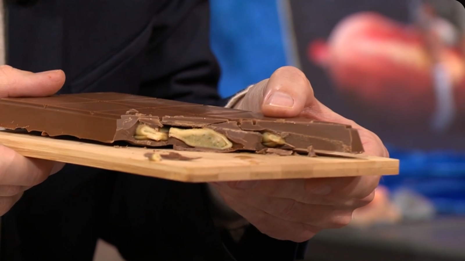 In der "TV Total"-Sendung vom 20.11.2024 präsentiert Moderator Sebastian Pufpaff die "Stuttgart Schokolade" mit Maultaschen-Füllung.Foto: ProSieben In der "TV Total"-Sendung vom 20.11.2024 präsentiert Moderator Sebastian Pufpaff die "Stuttgart Schokolade" mit Maultaschen-Füllung.Foto: ProSieben