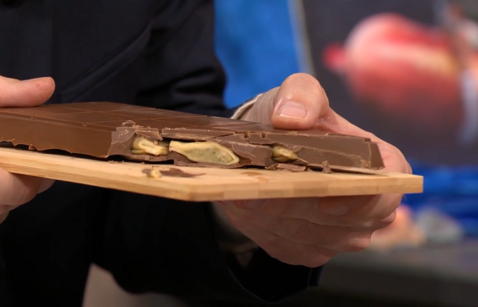 In der "TV Total"-Sendung vom 20.11.2024 präsentiert Moderator Sebastian Pufpaff die "Stuttgart Schokolade" mit Maultaschen-Füllung.<span class='image-autor'>Foto: ProSieben</span>