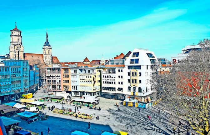 Der Stuttgarter Marktplatz mit einem Eckhaus, das hoch hinaus will, dahinter das gläserne Dach der beliebten Markthalle.<span class='image-autor'>Foto: Lichtgut/Max Kovalenko</span>