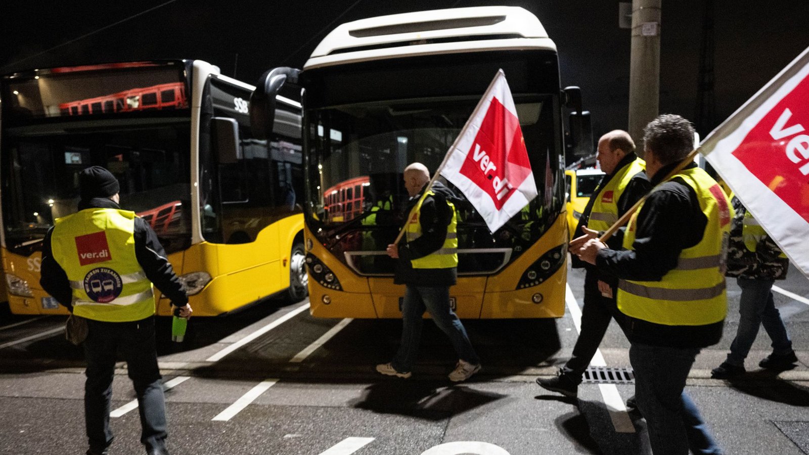 Die Verdi-Mitglieder bei den kommunalen Nahverkehrsunternehmen – hier bei den SSB in Stuttgart – können die Fahnen einrollen. Der Tarifkonflikt ist beendet.Foto: dpa/Marijan Murat Die Verdi-Mitglieder bei den kommunalen Nahverkehrsunternehmen – hier bei den SSB in Stuttgart – können die Fahnen einrollen. Der Tarifkonflikt ist beendet.Foto: dpa/Marijan Murat