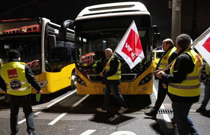 Die Verdi-Mitglieder bei den kommunalen Nahverkehrsunternehmen – hier bei den SSB in Stuttgart – können die Fahnen einrollen. Der Tarifkonflikt ist beendet.<span class='image-autor'>Foto: dpa/Marijan Murat</span>