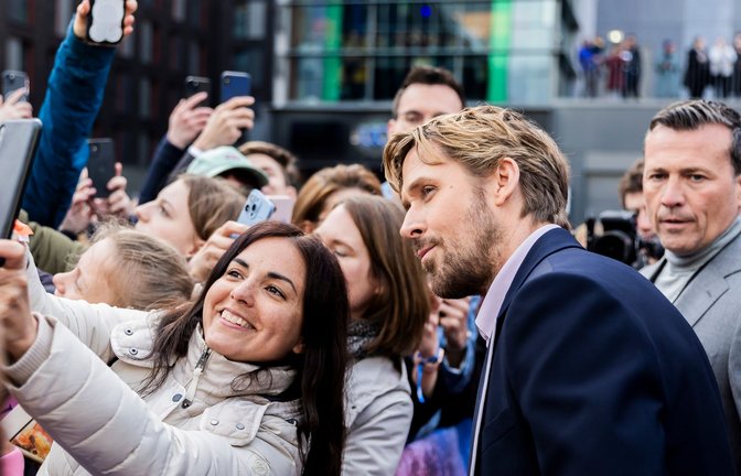 Und auch Ryan Gosling posiert für Selfies mit wartenden Fans.<span class='image-autor'>Foto: Christoph Soeder/dpa</span>